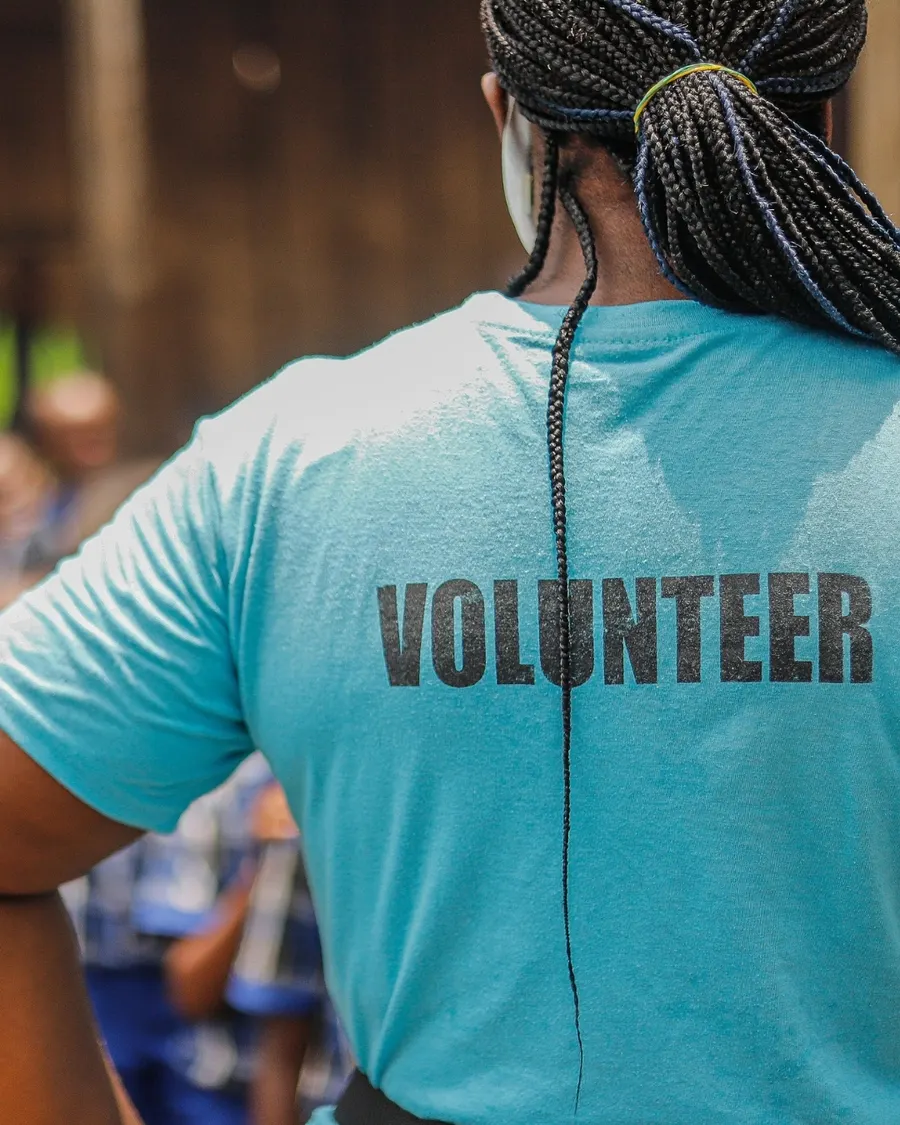 An Unbreakable Kids volunteer in a volunteer T-shirt